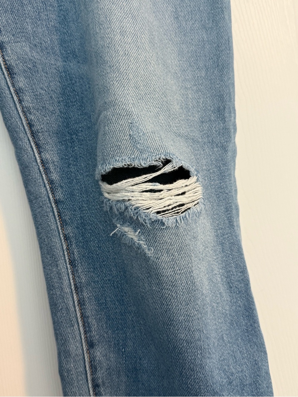 Hatch Distressed Maternity Boyfriend Jean - size 28 - Picture 3 of 8